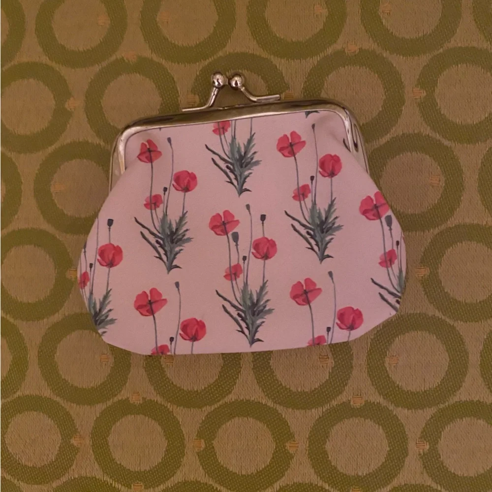 Tiny coin pouch with kiss lock